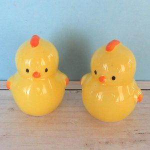 Vintage yellow ceramic baby chicks salt & pepper shakers - country kitchen decor